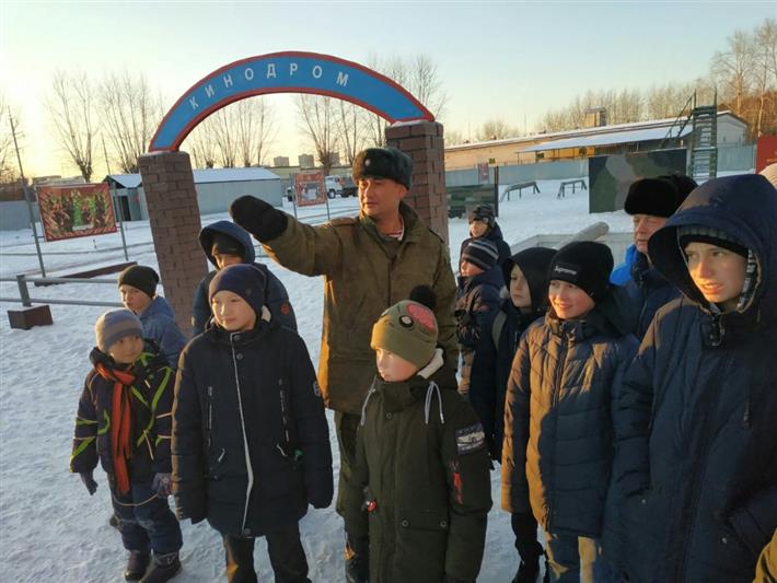 Кинологи Росгвардии рассказали о своей службе тюменским воспитанникам детско-юношеского центра «Пламя»