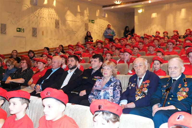 Более 700 курских школьников познакомились с Росгвардией