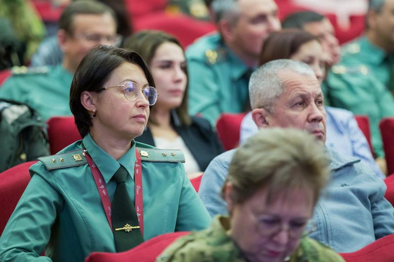В Росгвардии состоялась встреча с легендарным хоккеистом Юрием Ляпкиным