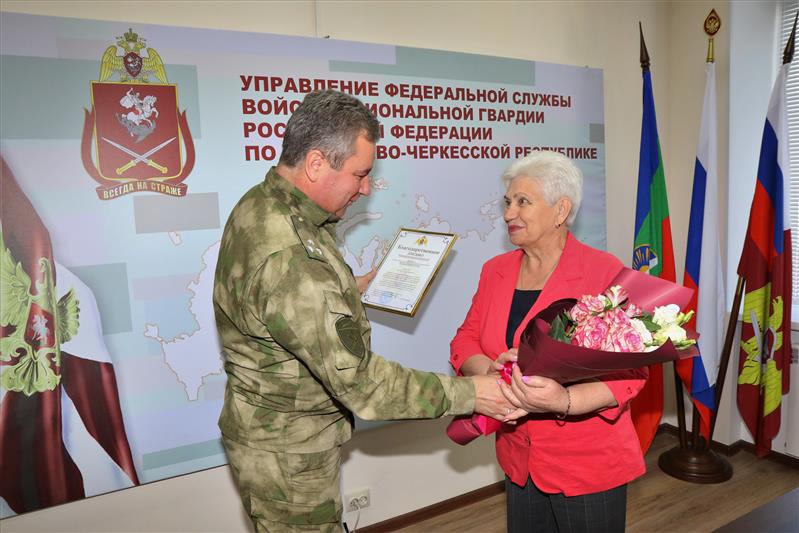 Руководство Управления Росгвардии по Карачаево-Черкесии отметило представителей региональных общественных организаций благодарственными письмами