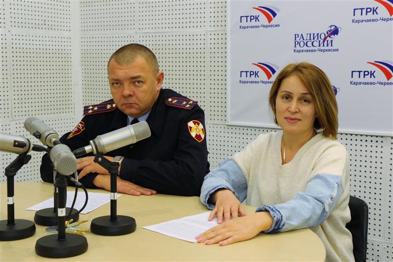 «В эфире Росгвардия»: радиослушателям рассказали об участии сотрудников ведомства в обеспечении правопорядка в Карачаево-Черкесии 