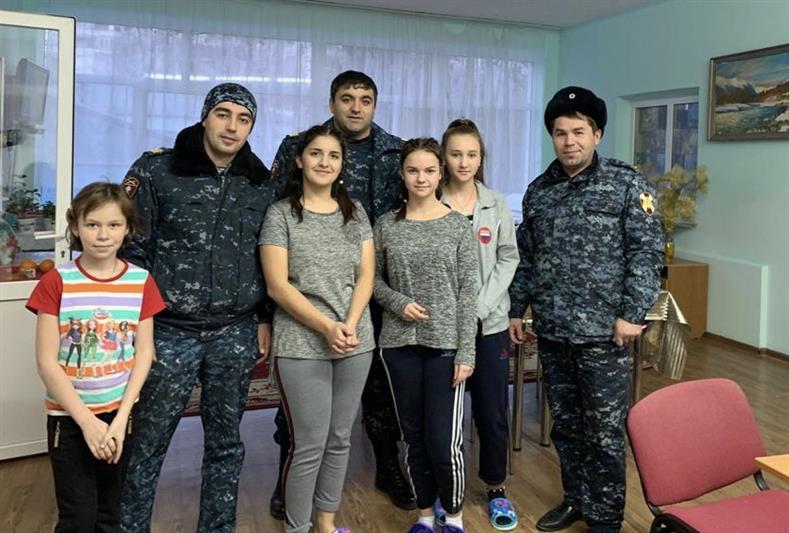 Росгвардейцы Карачаево-Черкесии поздравили воспитанников детского дома с наступающими новогодними праздниками