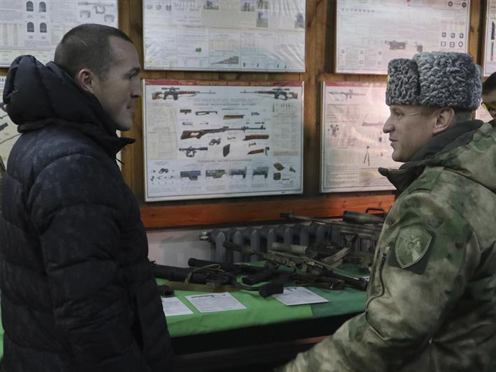 Чемпион мира по боксу Денис Лебедев поделился спортивным опытом с офицерами красноярского СОБР (видео)