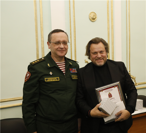 Командующий Северо-Западным округом Росгвардии наградил деятелей культуры и искусства 