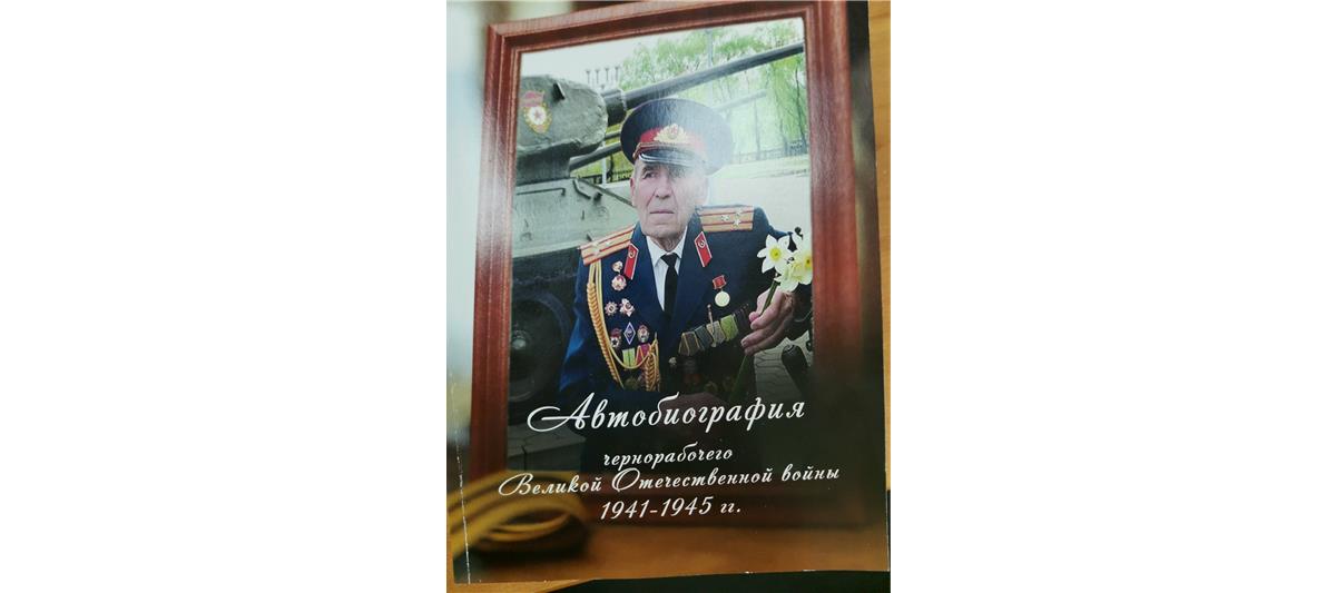В Белгороде офицер Росгвардии поздравила ветерана Великой Отечественной войны с наступающим Новым годом и Рождеством