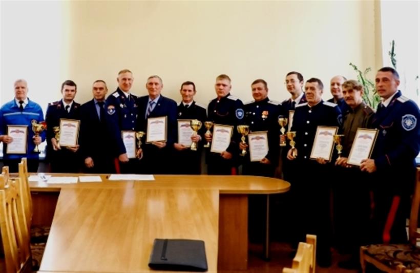 В Волгограде лучших народных дружинников - победителей регионального конкурса - поздравил офицер Росгвардии
