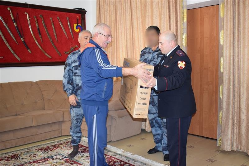 Росгвардейцы Дагестана навестили Героя России Загида Загидова