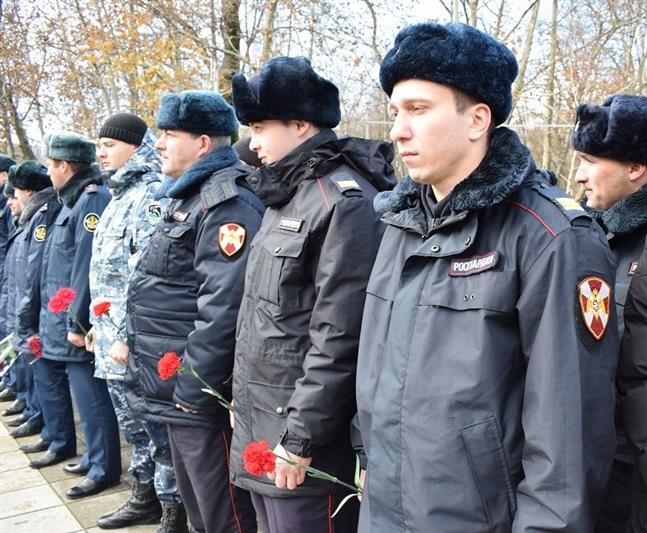 В Дагестане росгвардейцы приняли участие в мероприятиях, приуроченных ко Дню Неизвестного солдата