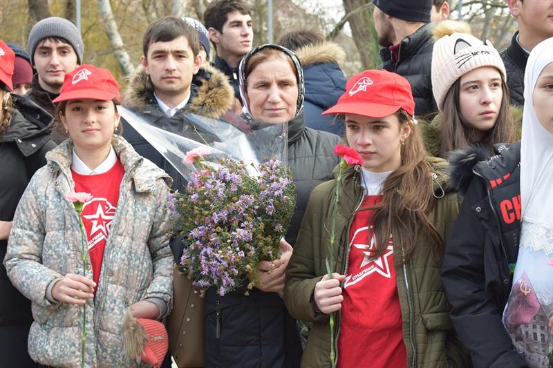В Дагестане росгвардейцы приняли участие в мероприятиях, приуроченных ко Дню Неизвестного солдата