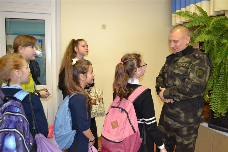 Заместитель командира СОБР «Каскад» Росгвардии принял участие в проведении Урока мужества для омских гимназистов 