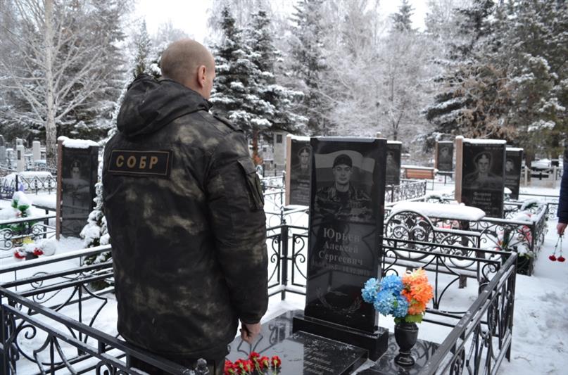Сотрудники СОБР «Каскад» Управления Росгвардии по Омской области почтили память сослуживца, погибшего при исполнении служебного долга