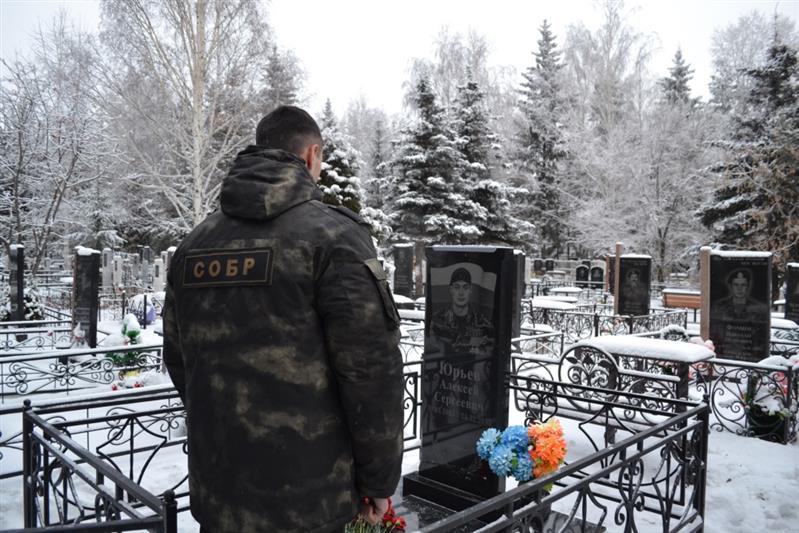 Сотрудники СОБР «Каскад» Управления Росгвардии по Омской области почтили память сослуживца, погибшего при исполнении служебного долга