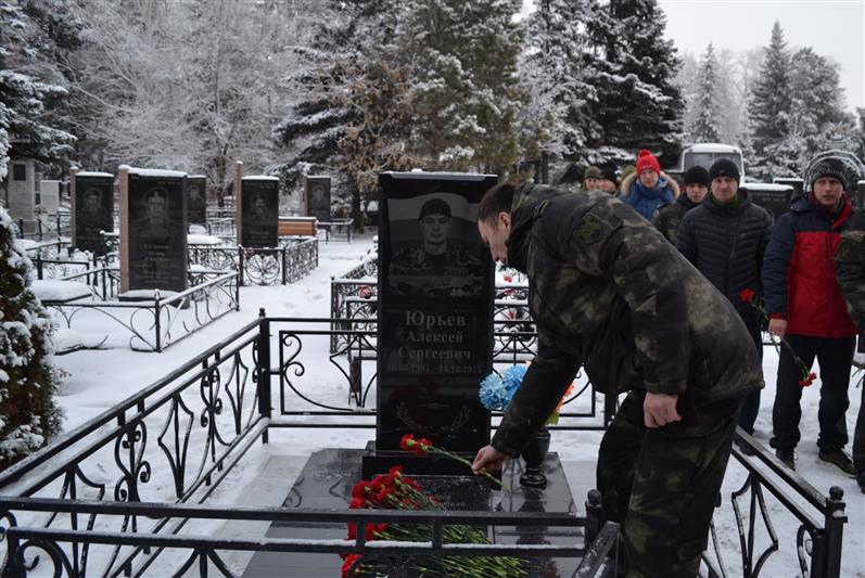 Сотрудники СОБР «Каскад» Управления Росгвардии по Омской области почтили память сослуживца, погибшего при исполнении служебного долга