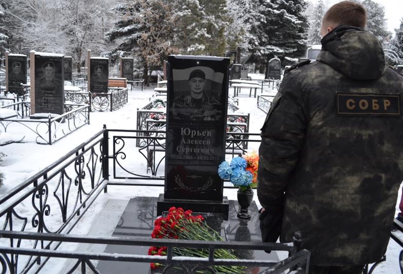 Сотрудники СОБР «Каскад» Управления Росгвардии по Омской области почтили память сослуживца, погибшего при исполнении служебного долга