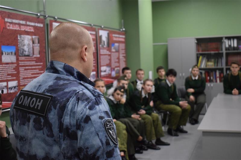 Сотрудники спецназа Росгвардии провели урок мужества для воспитанников новосибирского центра патриотического воспитания «Пост №1»