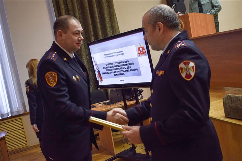 В Казани сотрудникам и ветеранам Росгвардии вручены сертификаты о выплатах для приобретения жилья 