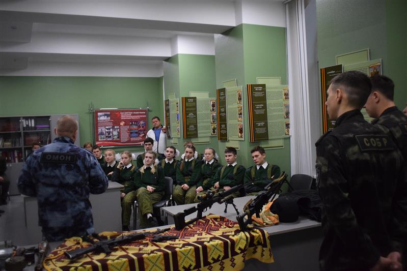 Сотрудники спецназа Росгвардии провели урок мужества для воспитанников новосибирского центра патриотического воспитания «Пост №1»