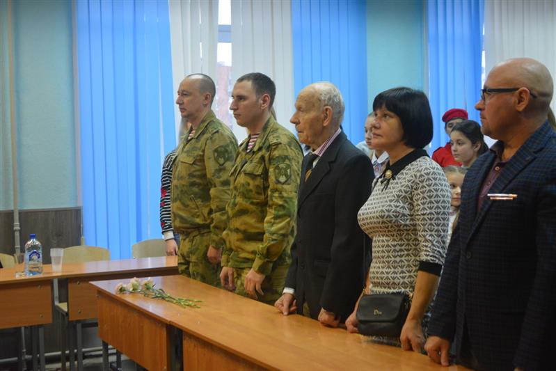 При содействии Росгвардии в смоленской школе открыли класс Героя России Алексея Буханова (видео)