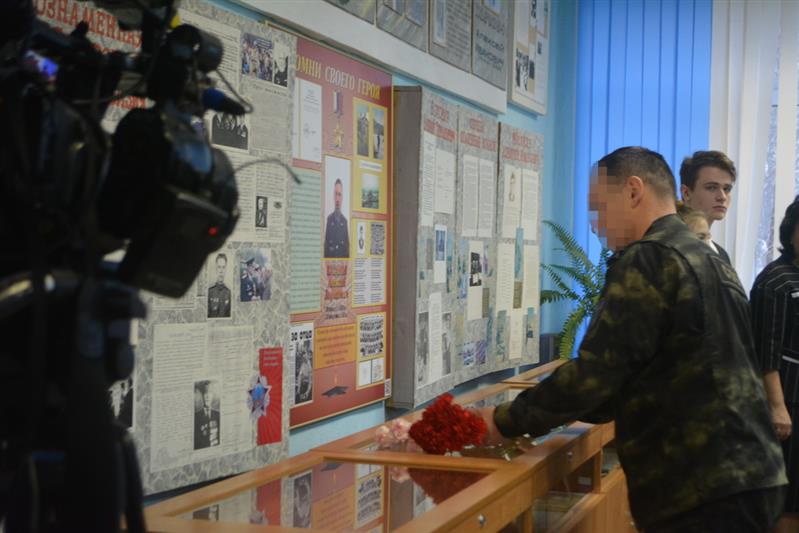 При содействии Росгвардии в смоленской школе открыли класс Героя России Алексея Буханова (видео)
