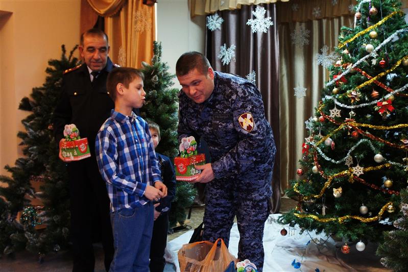 Донские росгвардейцы в преддверии Нового года порадовали подарками воспитанников подшефного детского дома 