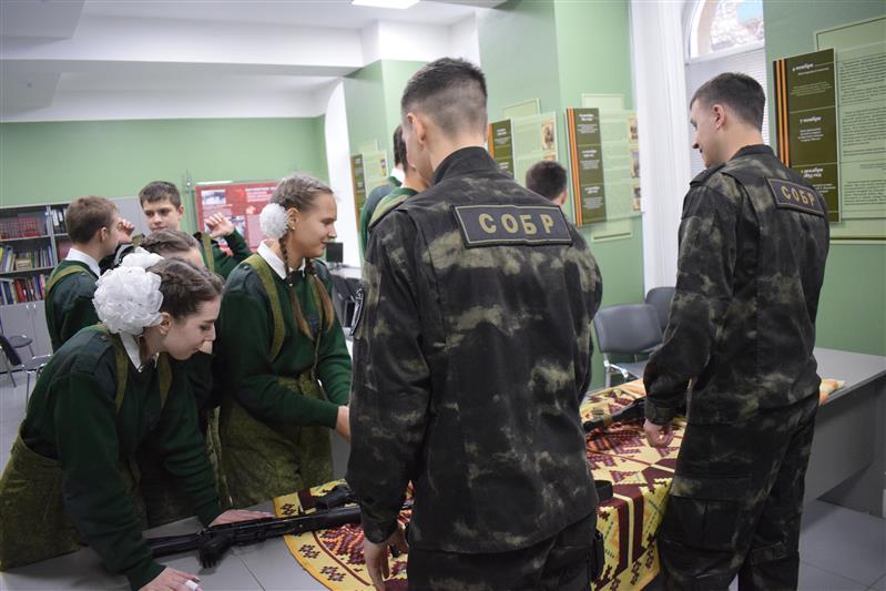 Сотрудники спецназа Росгвардии провели урок мужества для воспитанников новосибирского центра патриотического воспитания «Пост №1»