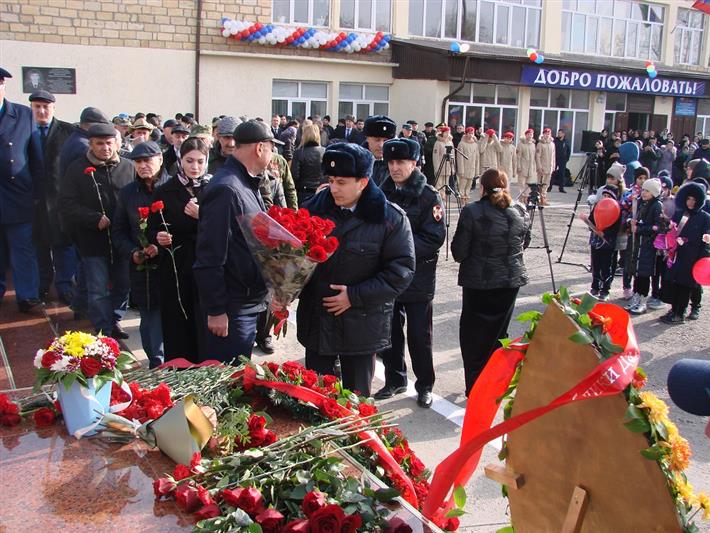 В Дагестане открыли памятник Герою России Магомеду Нурбагандову