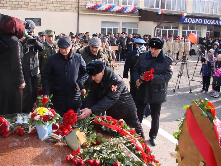 В Дагестане открыли памятник Герою России Магомеду Нурбагандову
