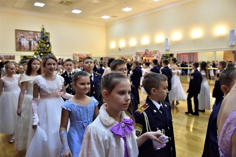 В Московском президентском кадетском училище Росгвардии состоялся новогодний бал воспитанников 5-х классов