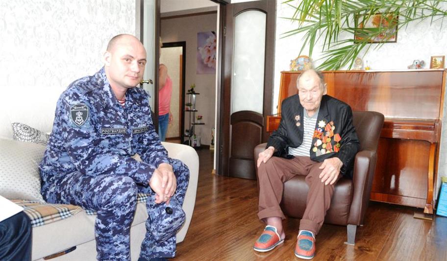 В Югре сотрудники Росгвардии навестили ветерана Великой Отечественной войны 