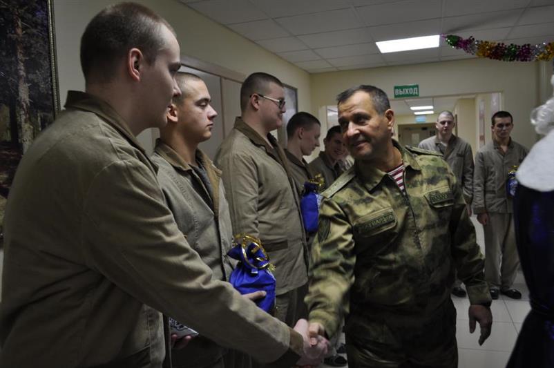 Командующий Уральским округом Росгвардии поздравил с Новым годом военнослужащих и сотрудников, находящихся на излечении в госпитале