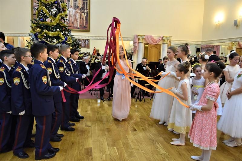 В Московском президентском кадетском училище Росгвардии состоялся новогодний бал воспитанников 5-х классов