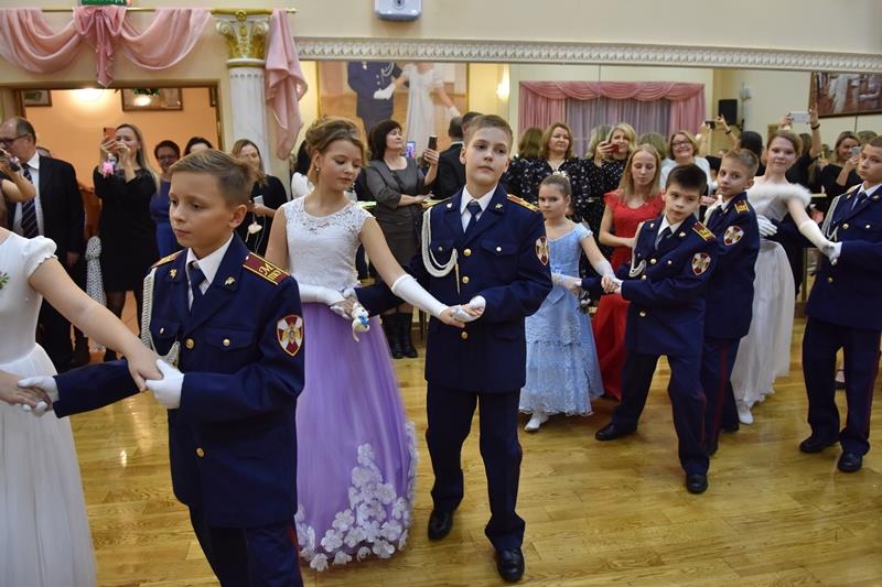 В Московском президентском кадетском училище Росгвардии состоялся новогодний бал воспитанников 5-х классов
