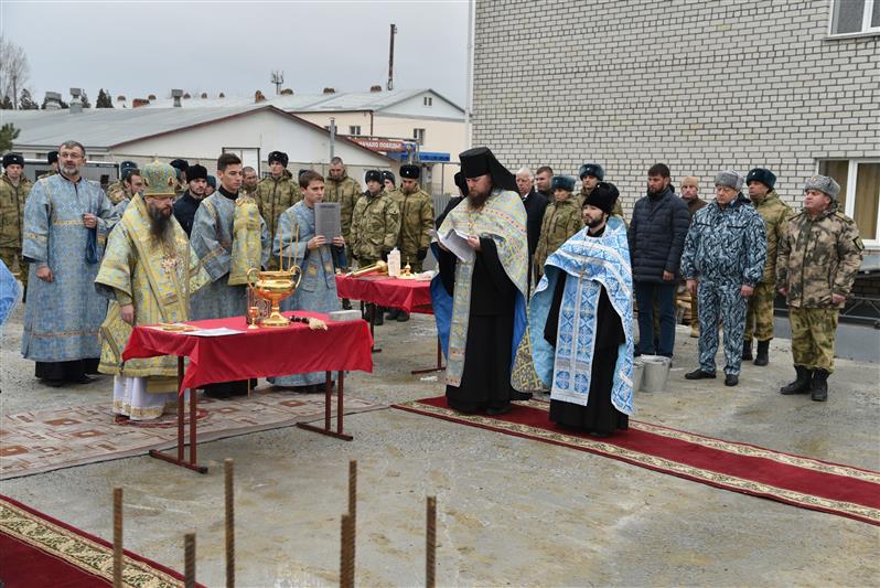 В Грозном состоялась церемония освящения закладного камня и водружения креста на месте строительства нового войскового храма (видео)