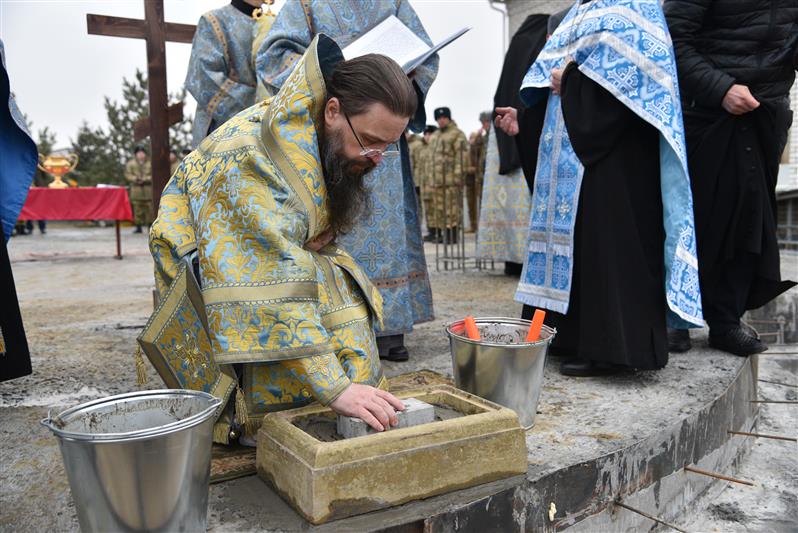 В Грозном состоялась церемония освящения закладного камня и водружения креста на месте строительства нового войскового храма (видео)