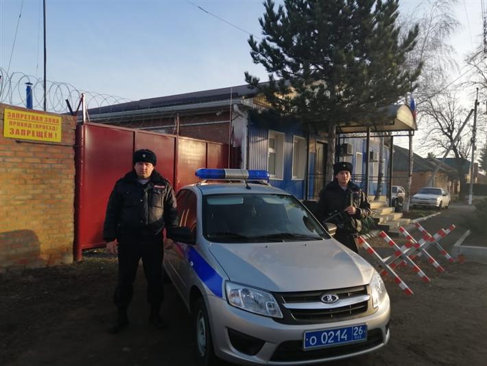 На Ставрополье сотрудники Росгвардии спасли женщину во время пожара