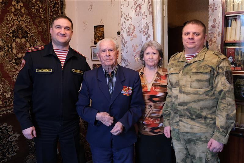 В Орле росгвардейцы поздравили с наступающим Новым годом ветерана Великой Отечественной войны
