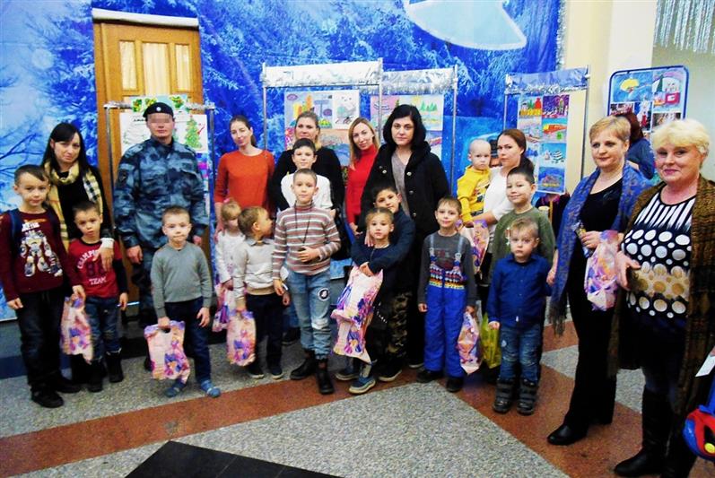 В Ростовской области росгвардейцы провели комплекс новогодних торжеств для детей сослуживцев  
