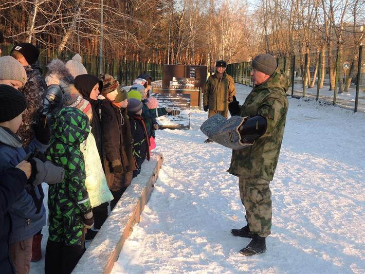Кинологи Росгвардии рассказали о своей службе тюменским воспитанникам детско-юношеского центра «Пламя»
