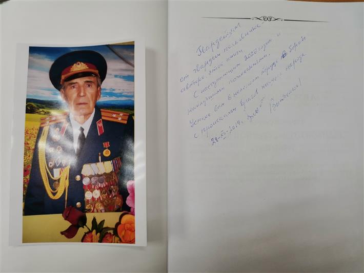В Белгороде офицер Росгвардии поздравила ветерана Великой Отечественной войны с наступающим Новым годом и Рождеством