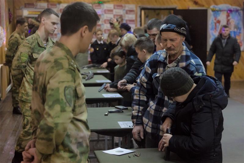 Дети военнослужащих и сотрудников Центрального округа  Росгвардии побывали на новогодней ёлке командующего 