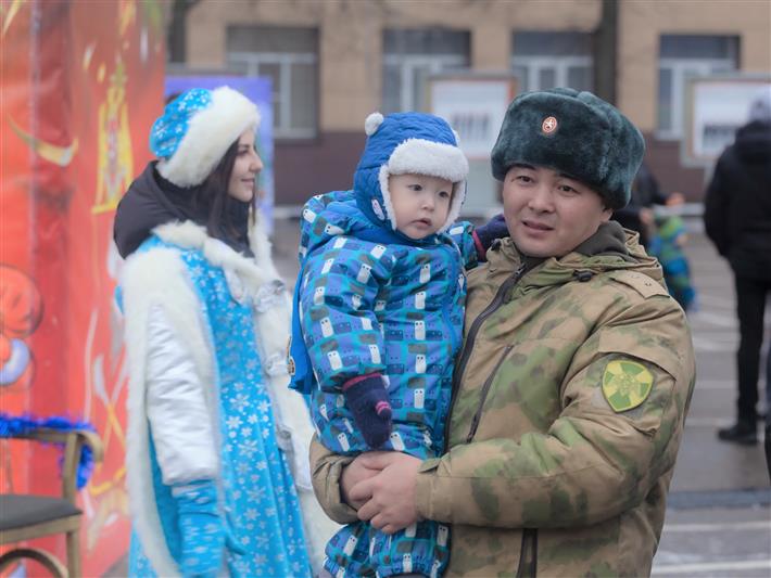 Дети военнослужащих и сотрудников Центрального округа  Росгвардии побывали на новогодней ёлке командующего 