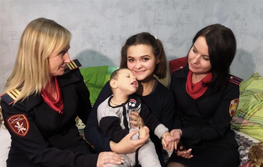 Росгвардейцы из Волгограда помогают исполниться мечте родителям тяжело больного ребёнка (видео)