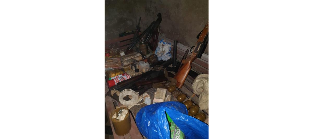 Взрывотехники владимирского ОМОН обследовали оружие и боеприпасы, обнаруженные в четырех гаражных боксах