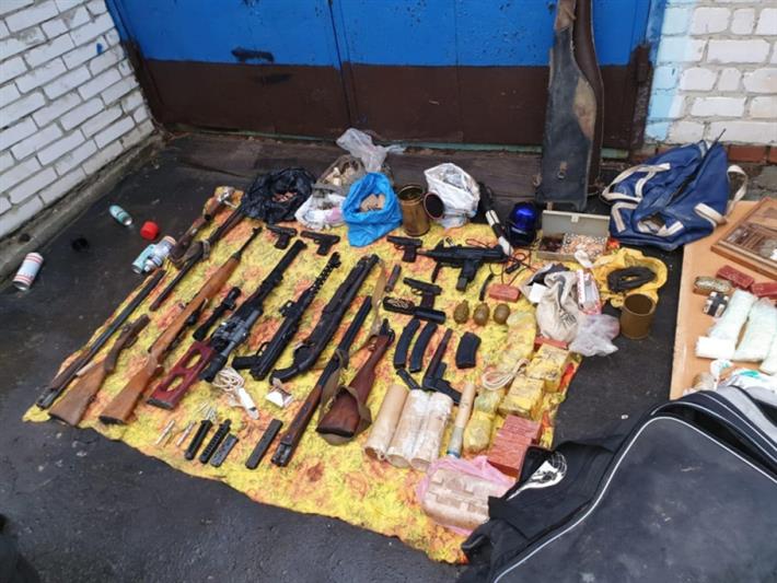 Взрывотехники владимирского ОМОН обследовали оружие и боеприпасы, обнаруженные в четырех гаражных боксах