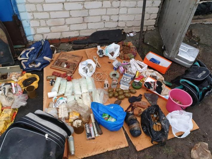 Взрывотехники владимирского ОМОН обследовали оружие и боеприпасы, обнаруженные в четырех гаражных боксах