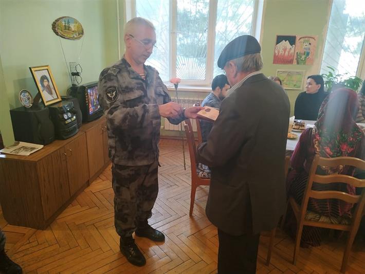 Родственникам погибших сотрудников ОМОН вручили юбилейные медали к 20-летию разгрома боевиков в Дагестане