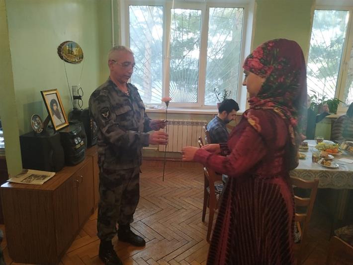 Родственникам погибших сотрудников ОМОН вручили юбилейные медали к 20-летию разгрома боевиков в Дагестане