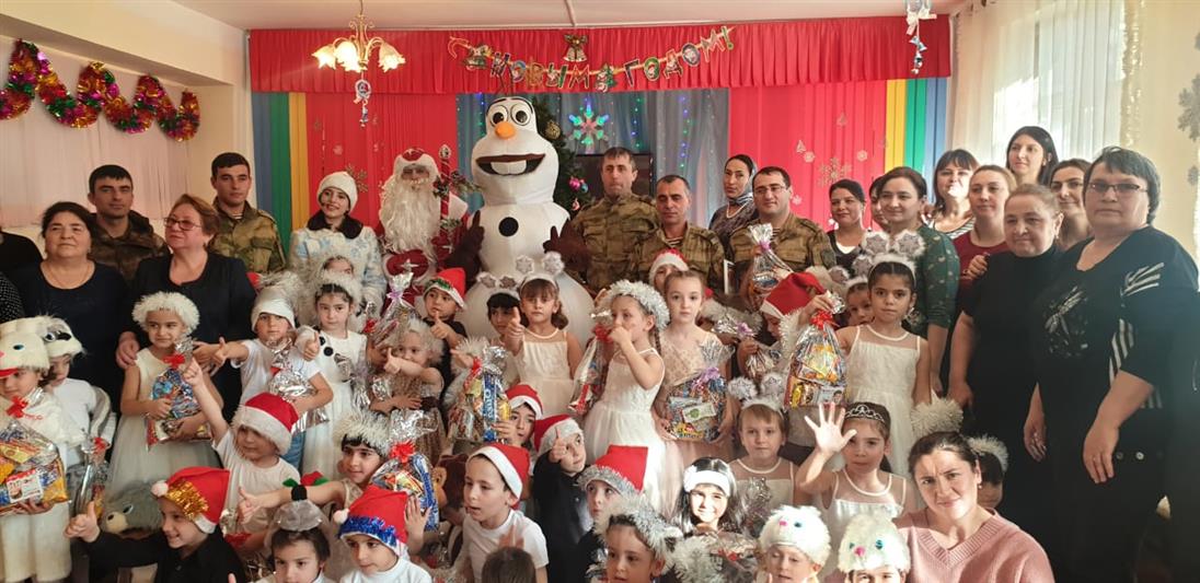 Военнослужащие Росгврадии поздравили с наступающим Новым годом воспитанников социального учреждения в Махачкале