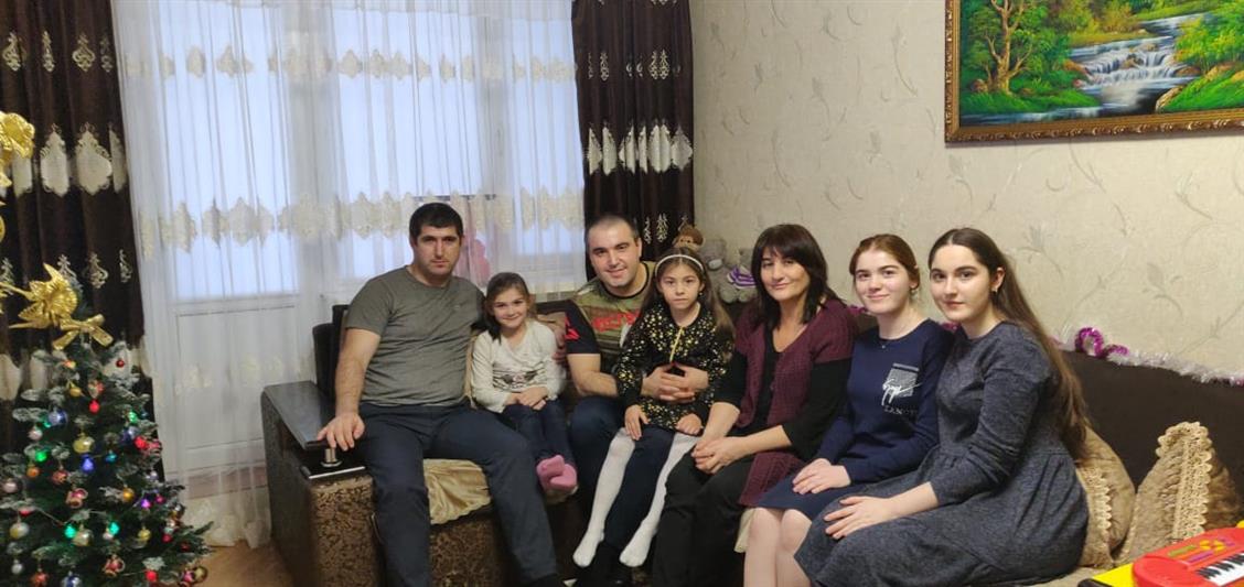Бойцы махачкалинского ОМОН поздравили с Новым годом семьи погибших сослуживцев