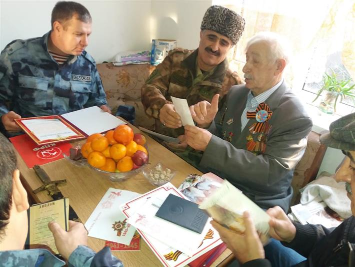 В Дагестане сотрудники транспортного ОМОН поздравили с Новым годом ветерана войны